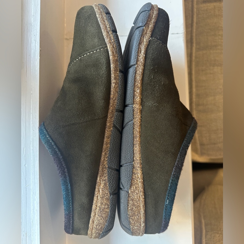 Earth Origins Essential Ezra Faux Fur Lined Suede Clog - Olive - size 9.5 - Picture 3 of 7